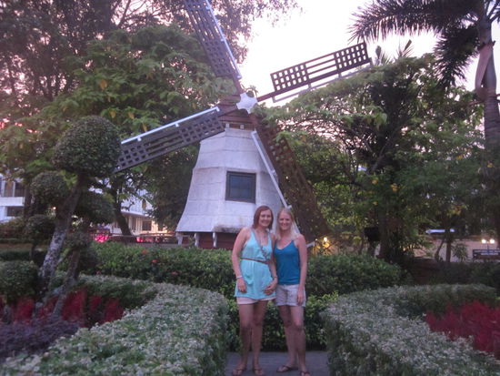 sogar die Windmühle wurde aus Holland eingeflogen 