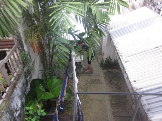 Carla im Outdoor- Badezimmer