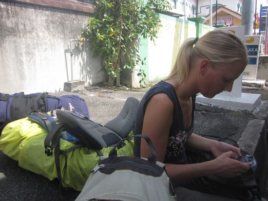 langes warten auf den Bus, keiner wusste genau wann er abfährt