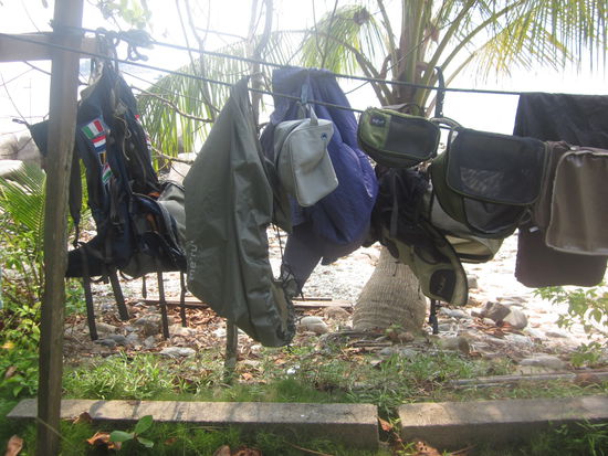 wie viele kleine Täschen man hat, merkt man erst, wenn man sie alle mit der Hand waschen muss 