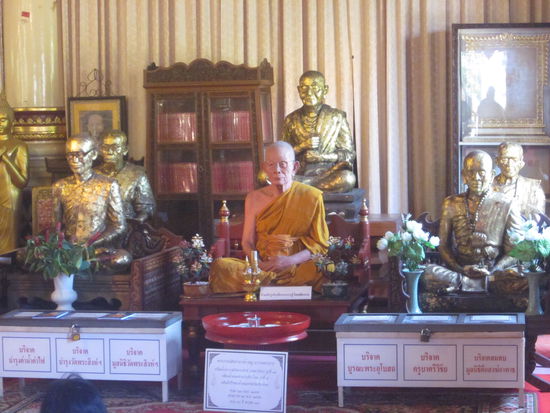 vll dachte er, er sei schon eine Statue