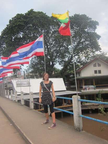 links in Myanmar und rechts in Thailand