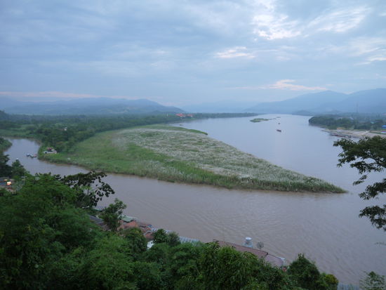 wir in Thailand, links Myanmar und rechts vom Fluss Laos