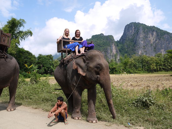 Die Damen zu Pferd - ehm, Elefant..