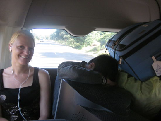 da kann es auch mal passieren, dass man neben schlafenden Typen mit TV sitzt 