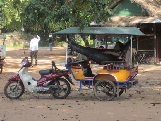 das ist typisch für TukTuk-Fahrer, die meisten haben eine Hängematte dabei