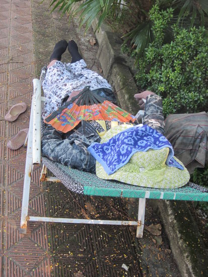 den Tag war es soooo heiß und wir haben geschwitzt wie sonst was und sie liegt da eingepackt wie im Winter...
Aber jeder versucht keine Sonnenstrahlen abzubekommen und die Haut schön weiß zu halten