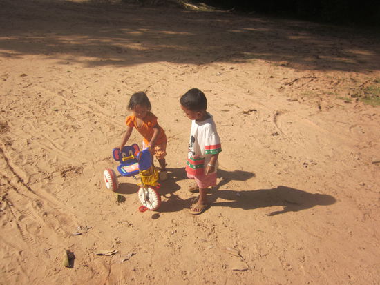 meine Lieblingskinder, spielend am Angkor Wat