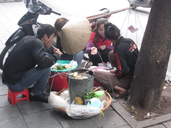 gemütliches Essen am Straßenrand