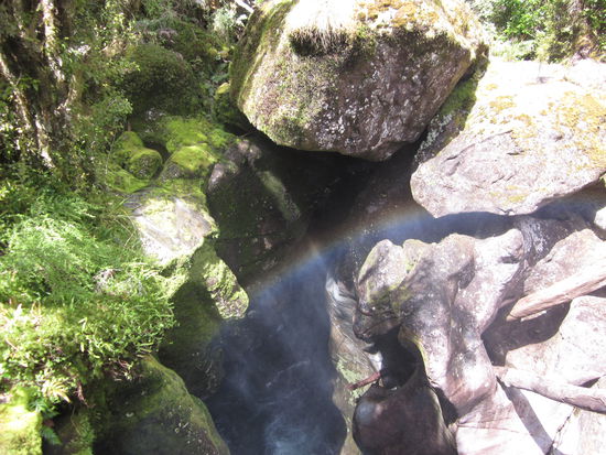 "The Chasm", das ist total schön! große Felsen, die irgendwie riesen Löcher haben, dazu Wasserfall und Sonne = Regenbogen!  awesome!