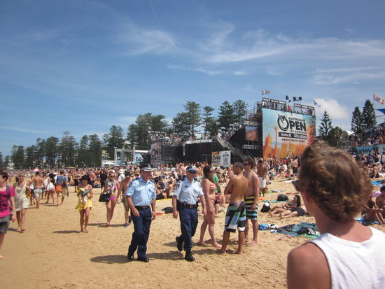 Polizei, viel, immer und überall. Bin mir aber sicher die haben sich auch nur nen schönen Tag am Strand gemacht 