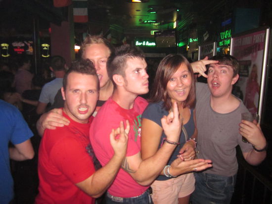 jetzt versteh ich auch warum ihr meint ich wäre so braun, sogar Sydney's Bauarbeiter sind blasser als ich 