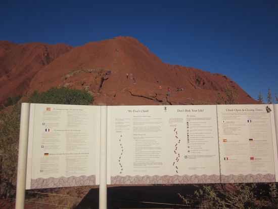 in sämtlichen Sprachen wird vom klettern abgeraten, die kleinen Punkte über dem Bild sind Leute die es aber doch machen. Besonders schlimm kleine Kinder, es gibt kaum Möglichkeiten sich irgendwo fest zu halten
