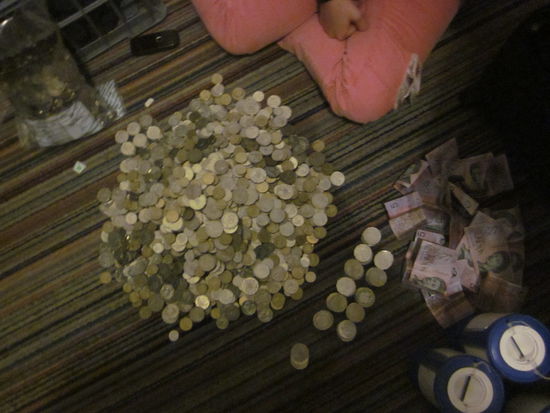 Kleingeld ungezählt, die mini goldenen sind $2! sieht nicht viel aus, zählt aber am meisten, haha