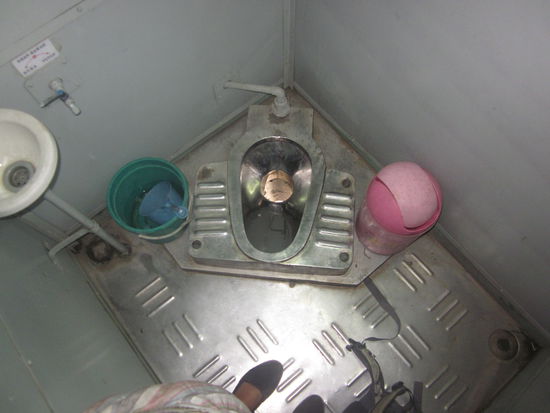 tja-ha, Challenge, geh hier mal aufs Klo während der Fahrt, wenn alles schön ruckelt 