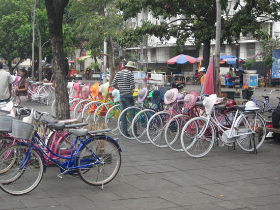 kein Plan was das mit dem Hut soll, hab bei meiner holländischen Freundin nach gefragt und sie hat mir versichert das es in Holland nicht üblich ist, hihi