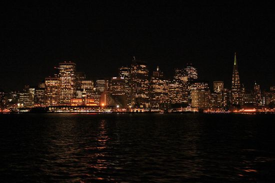 Nächtliche Skyline von San Francisco von der Fähre aus