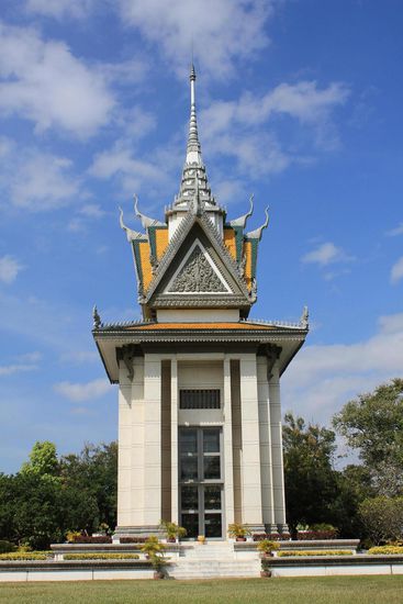 Gedaechtnispagode auf den Killing Fields. Drinnen finden sich die Gebeine der hier aufgefundenen Opfer.