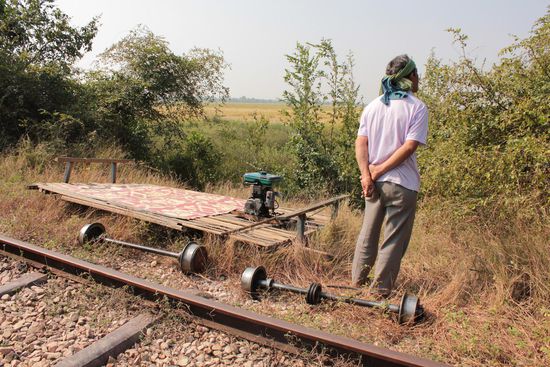 Das ist der ganze Bambustrain inkl. Fahrer. Witzige Fahrt auf singletrack, bei der bei Gegenverkehr abgestiegen - und ABGEBAUT - wird. Wenn das der TÜV sähe...