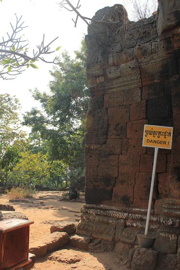 Dieses Schild warnt nicht vor herunterfallenden Bauteilen, sondern vor dem Minenfeld am Phnom Banan.
