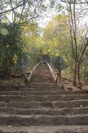 Ohne Fleiß keinen Preis. Die Treppe nach Phnom Banan. Gut, dass wir gerade gegessen hatten und mir der Sticky Rice noch wie Backsteine im Bauch lag.