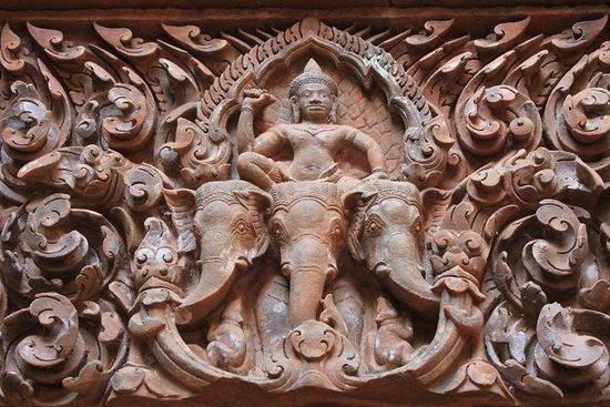 Fries über dem Eingang des Tempels mit Indra, Gott des Sturmes und Krieges und seinem dreiköpfigen Elephanten