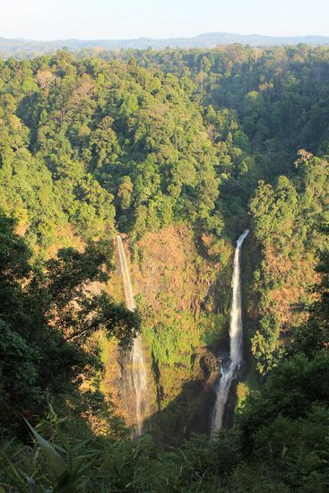Blick von der Tad Fane Ecolodge auf den gleichnamigen Wasserfall