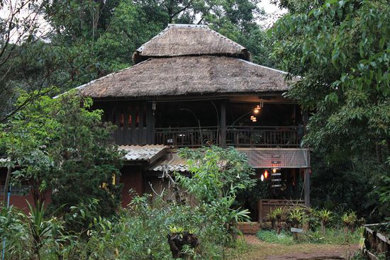 unser "Hauptquartier". Dank Dauerregen sitzen wir hier den ganzen Tag, ausgestattet mit Netbook, Büchern, I-Phone, Tagebüchern, Reiseführern und dem I-Pad (Lucs neue Carrera-Rennbahn, erworben in Siem Reap, ich hab mich total drüber lustig gemacht, er hat ein doofes Spiel drauf geladen und mich damit gefügig gemacht)