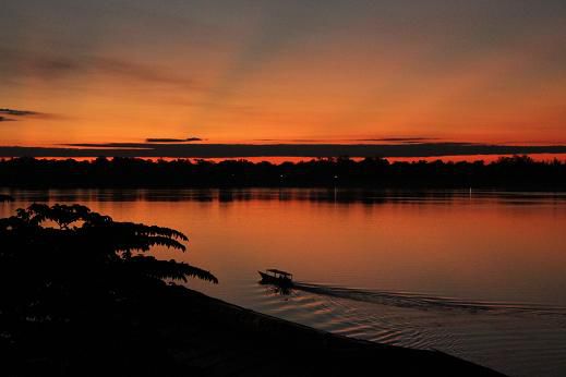 Der Mekong bei Sonnenauf-...oh Mist, auf welcher Seite waren wir da nochmal?