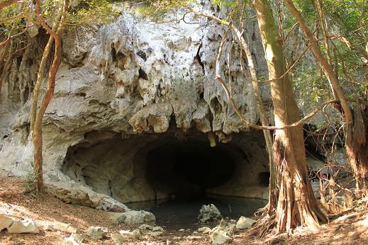 Laos hat große Kalksteinhöhlen, wo sich die Laoten während des 2. Indochinakriegs teilweise über Jahre versteckten, während Laos 9 Jahre lang ohne Kriegserklärung bombardiert wurde .