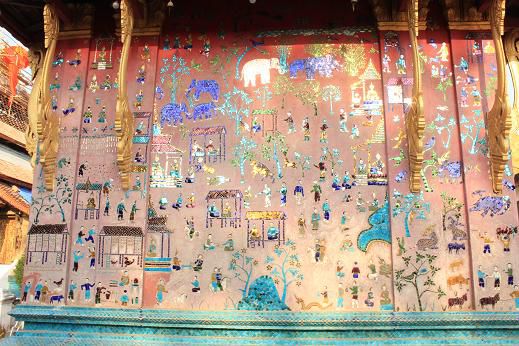 Mosaik eines der Tempelanlagen in Luang Prabang, welches die Geschichte Buddhas erzählt.