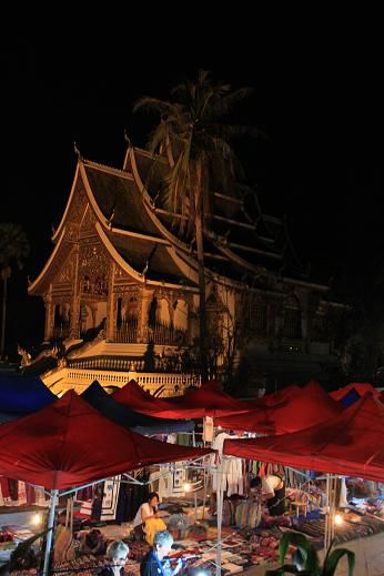 Der Nachtmarkt Luang Prabangs vor dem Palasttempel