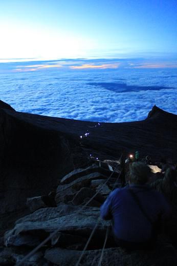 Oben angekommen haben wir den Ausblick auf die schöne Lichterkette der noch ankommenden Besteiger des Mount Kinabalu