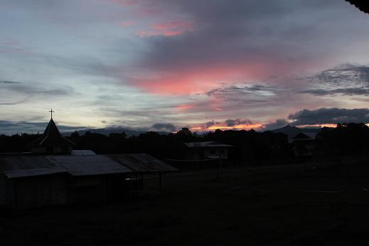 Sonnenuntergang über dem Dorf Pa Umor