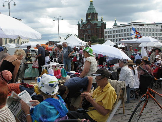 Häkeln ist nicht nur Frauensache!  Die tollsten Hauben und Socken wurden gleich vorort produziert und verkauft.