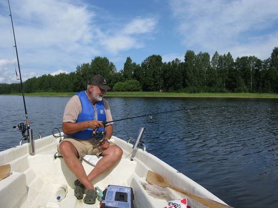 Viktor in noch fröhlicher Erwartung auf den ersten Biss beim Schleppfischen.