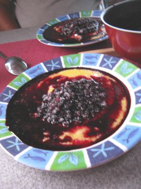 Unser läppisches Abendessen: Polentasterz mit Heidelbeerkompott, ein echter Pappenschmierer.