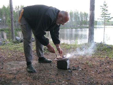 Freies Campen an einem See mit Einmal-Grill.