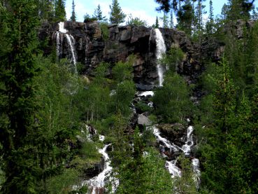 Aussicht auf den beautiful waterfall Brudslöjan von unterwegs aus.