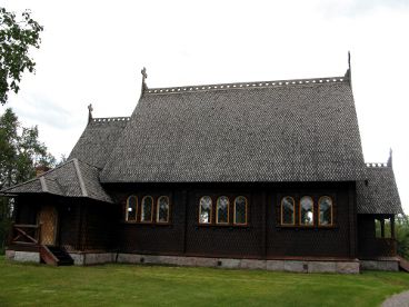 Holzkirche; Innen ganz schlicht gehalten und ebenfalls alles aus Holz.