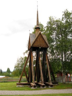 Der Glockenturm steht einige Meter abseits.