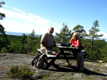 Rast nach der Wanderung zu Höhlen am Bottnischen Meer.