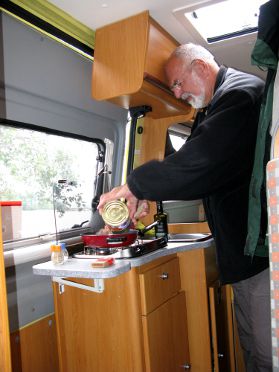 Viktor beim Zubereiten des Abendessens. (Dosenfutter!)