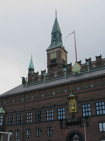 Kopenhagen: Regennasses Rathaus