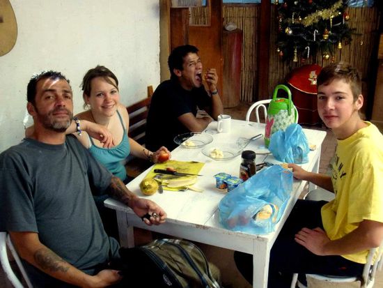 Morgenessen 
li. n. re.Karim (Spitznamen: Dr. House ), ich, Joel und Diego