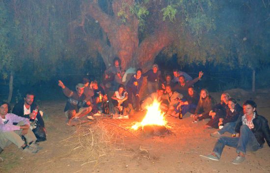 alle zusammen bei der Feuerstelle