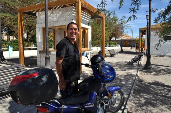 Gabriel mit seiner Maschine beim Plaza in Toconao