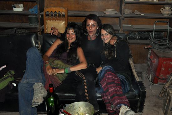 nach dem Essen: Corinne (Belgien), Alejandra (Chile) und ich