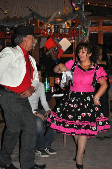 der Hostalinhaber beim Tanzen