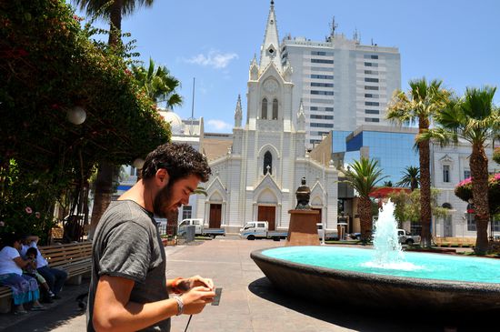 Kevin auf dem Plaza mit der Kirche im Hintergrund